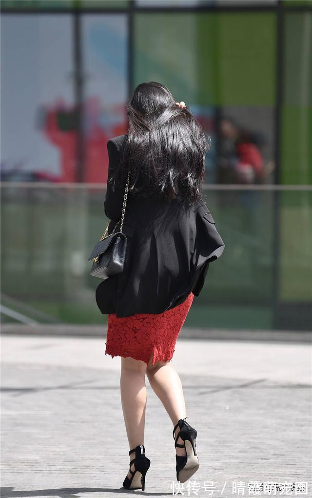凉鞋|红色提花连衣裙,搭配黑色休闲西服,还是要尖头细跟凉鞋衬托