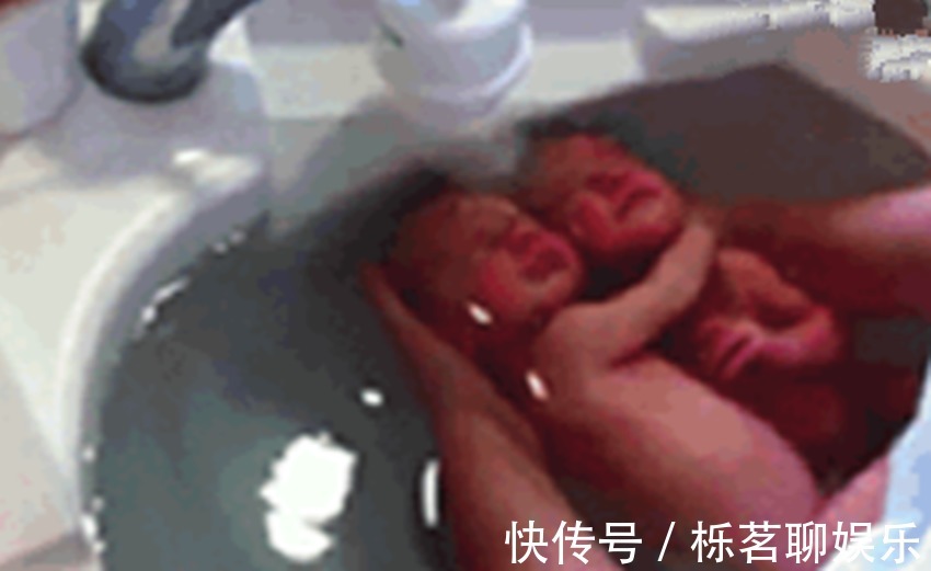 一起长大|龙凤胎洗澡时,哥哥紧紧地抱着妹妹,这种与生俱来的保护,太有爱