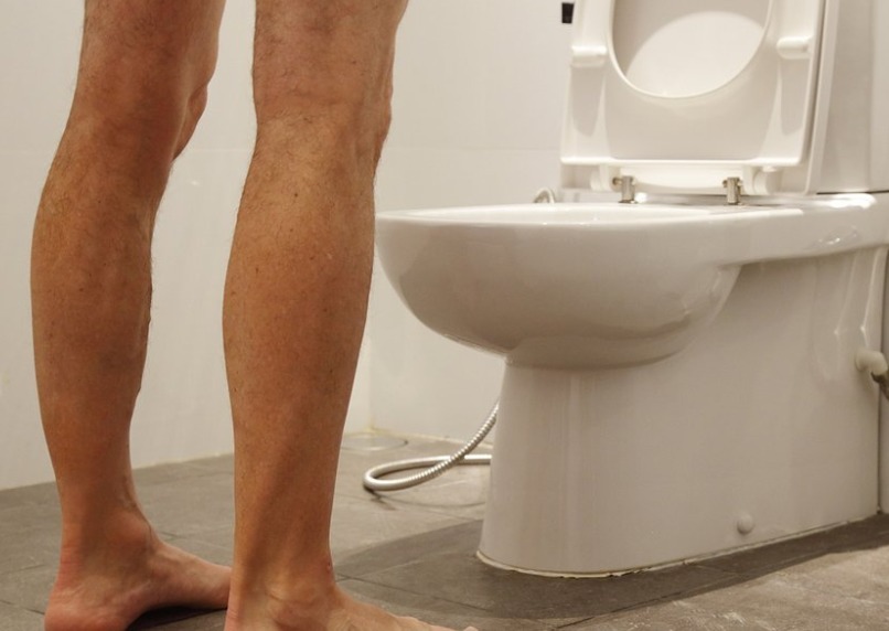 泡沫|男人晨起“第一次小便”，若无3个表现，偷乐吧，肾脏很强壮