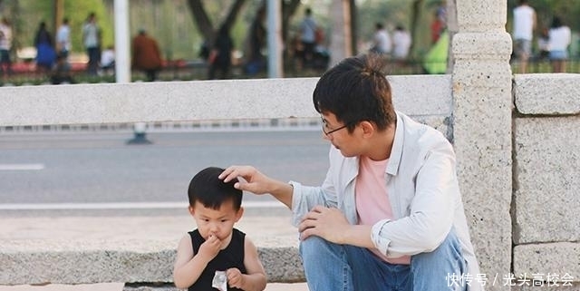 语言是把双刃剑，家长经常讽刺孩子，只会让他越来越怯懦