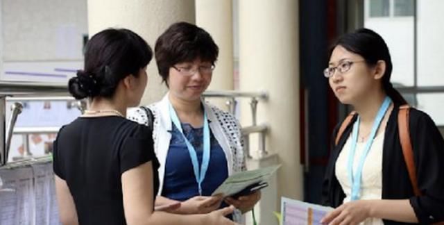 父母|4岁女儿放学回家,紧扯裤子说“不能尿尿”,脱下裤子妈妈气哭了