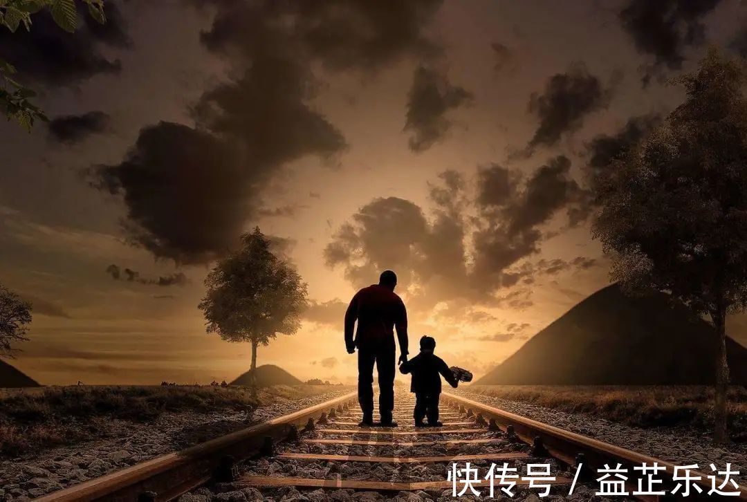 父母|小学生去派出所写作业火了，享专人一对一辅导，还成功蹭光一顿饭