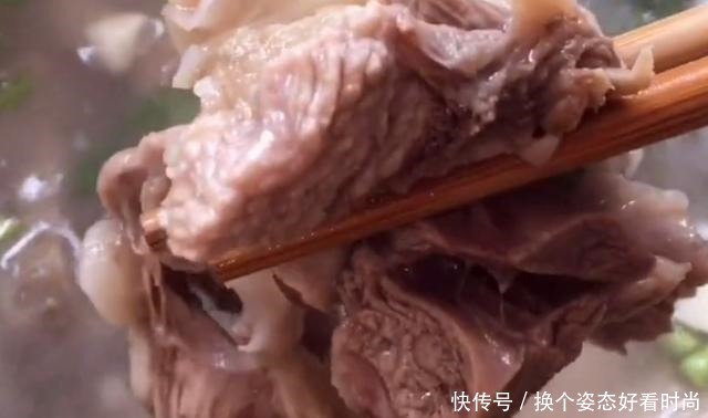 冬天要多吃羊肉，暖中补虚，开胃健身，简单一炖，不腥不膻真好吃