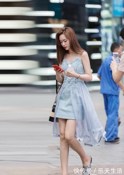 小姐姐 吊带装搭配短裤搭配高跟鞋,凹凸感完美呈现出来,小姐姐自信感