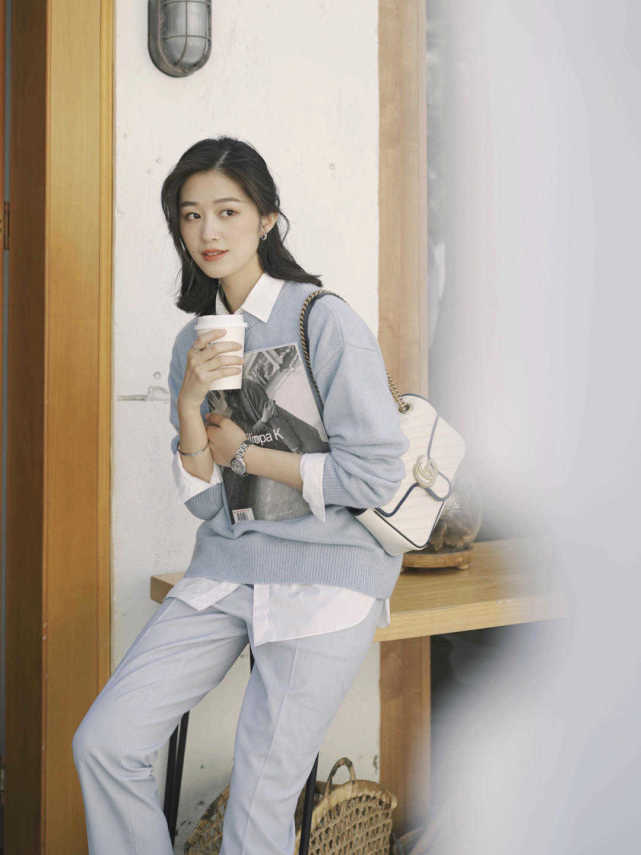 毛衣|秋冬季,“薄荷色”毛衣火了,搭配上白色半身裙温柔优雅,超洋气