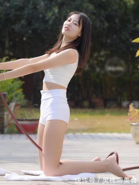 邻家妹妹 邻家妹妹,白色吊带+无痕短裤,甜甜初恋感,尽显干净纯洁