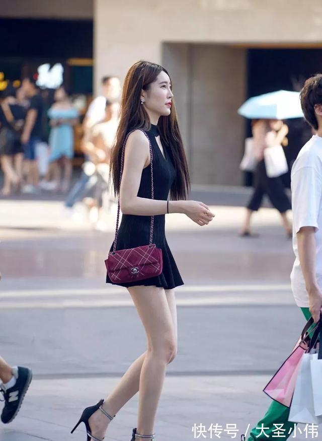 精致 美女街拍:精致少妇穿了紧身小短裙后惊艳众人,秒变大长腿