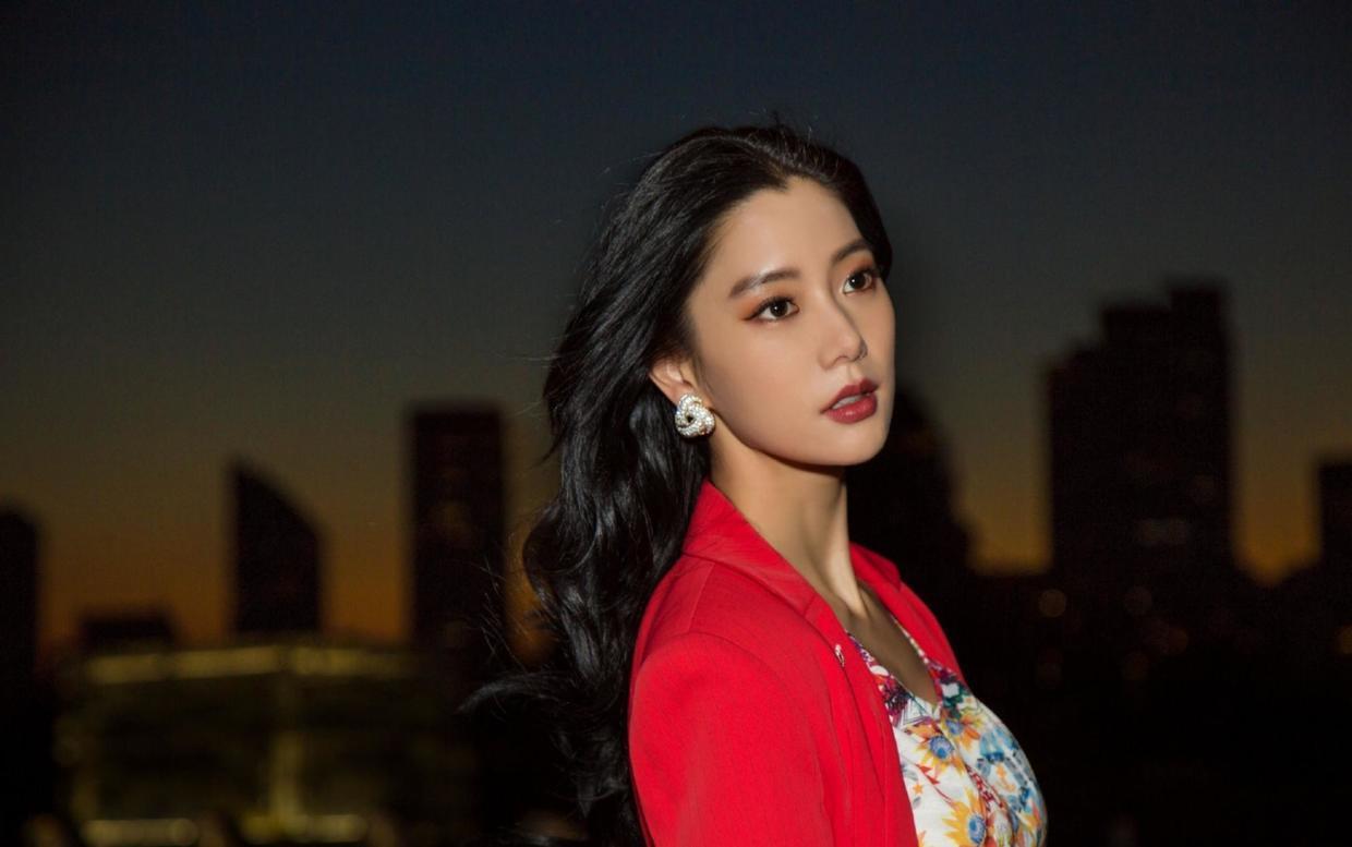 克拉拉带火了一种穿搭，叫“红色西装+牛杂短裤”，秀出高挑身材