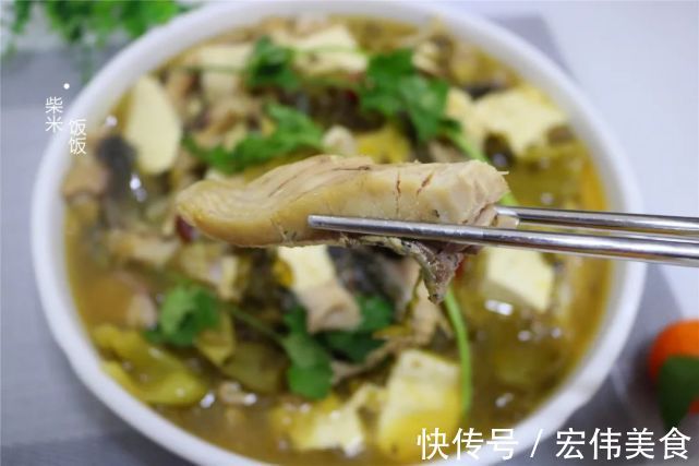 泡椒|我家吃鱼，最喜欢这懒人做法，三种食材一锅炖，出锅连汤也不剩
