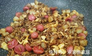天气越来越热不想做饭，送您土豆香肠炒饭，简单美味，原来这么香