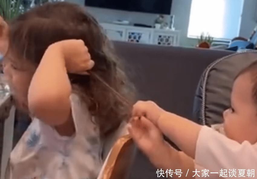 大宝|弟弟揪姐姐头发,本以为姐姐会发脾气,没想到姐姐的做法也太暖了