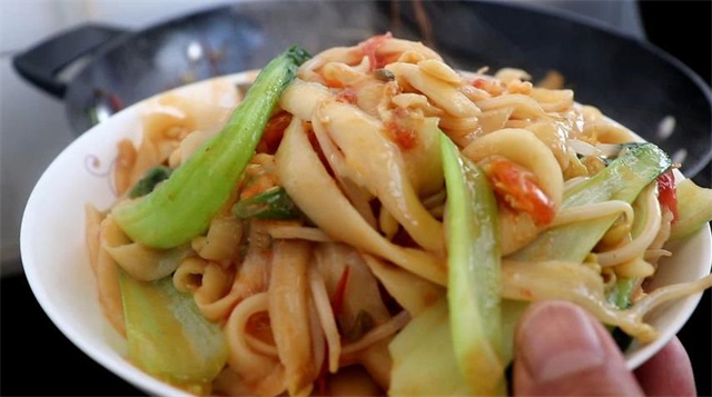 想吃刀削面不用去饭店,手把手教你在家就能做,方法超简单