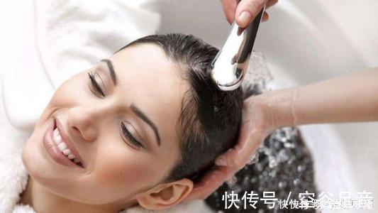 头皮屑|洗头发时,先用洗发水还是护发素很多人做错,难怪头发越掉越多