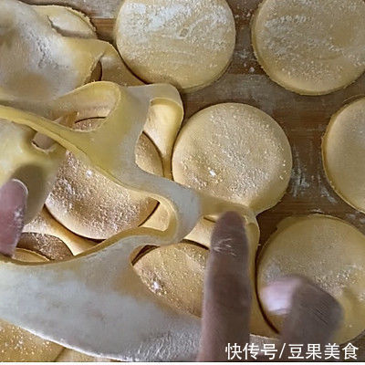 面片|#一口新年味，全家享佳味#金玉满堂庆团圆（南瓜发面饼）