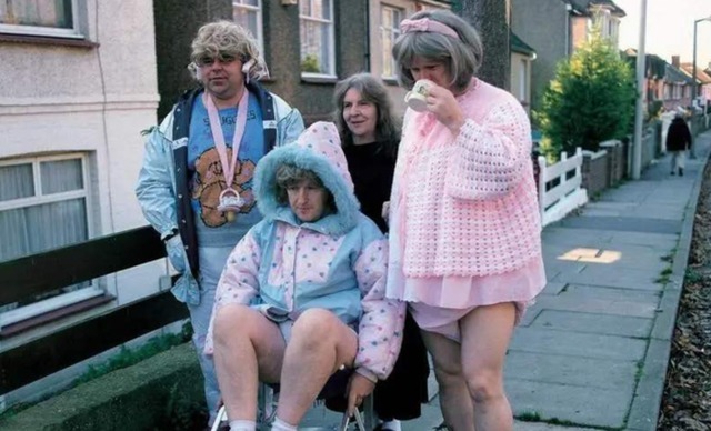 巨婴|33岁“巨婴男孩”,吃饭要喂睡觉要哄,父母照顾下拒绝长大