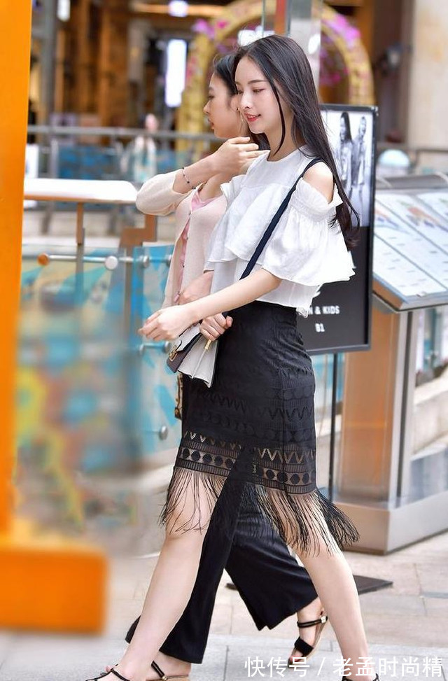 流苏裙|街拍:穿流苏裙出行的女生,造型大方得体,又美又气质