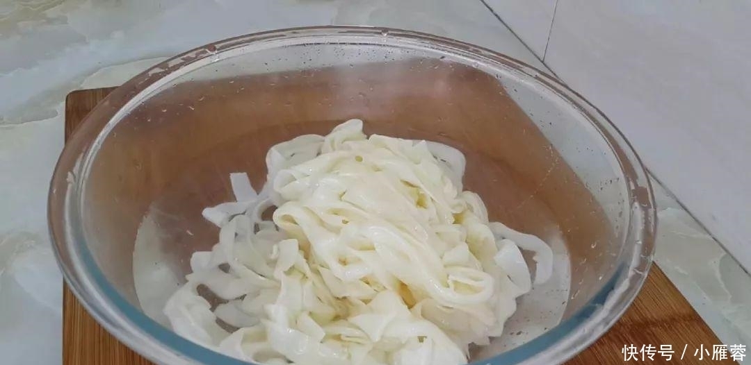 凉皮这样做,教你简单一做,比凉皮凉面都好吃,老婆一盘不够吃