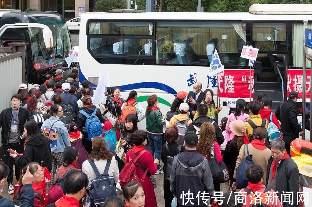 秋行|武隆首趟“开往秋天的列车”开行 上千人踏上赏秋旅程