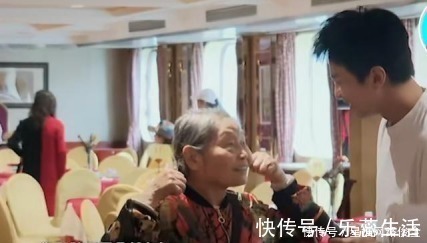 綜藝人|鄧超參加節(jié)目被姐姐團簇擁求合照,接地氣滿足要求,鹿晗反被冷落