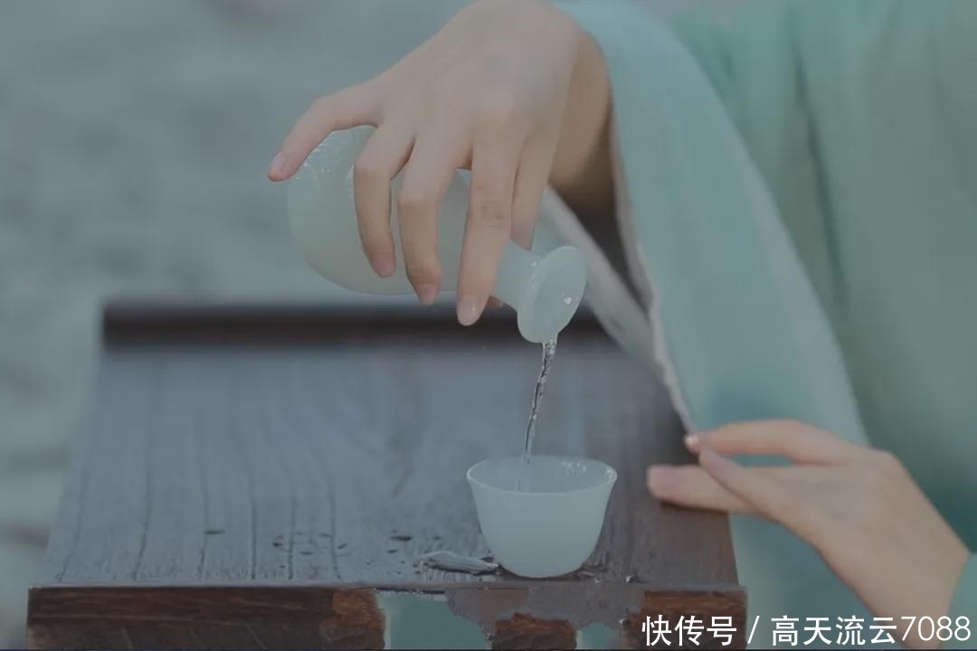 七绝《情醉东风》