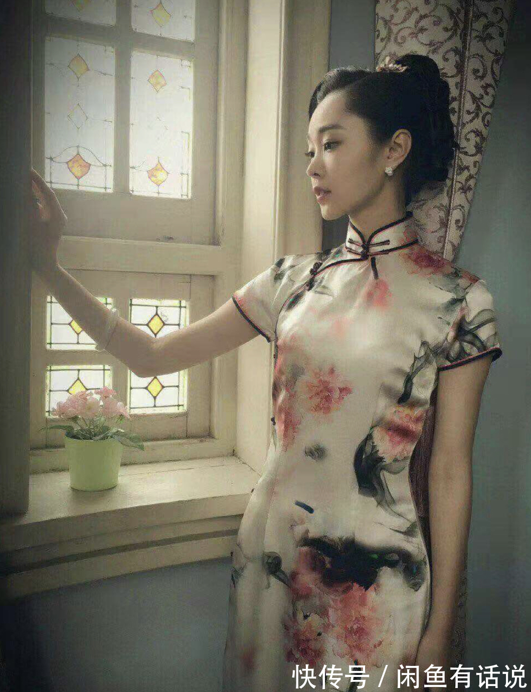 印花|母女俩穿旗袍跳女团舞,45岁妈妈气质惊艳,腰身纤细不输00后女儿