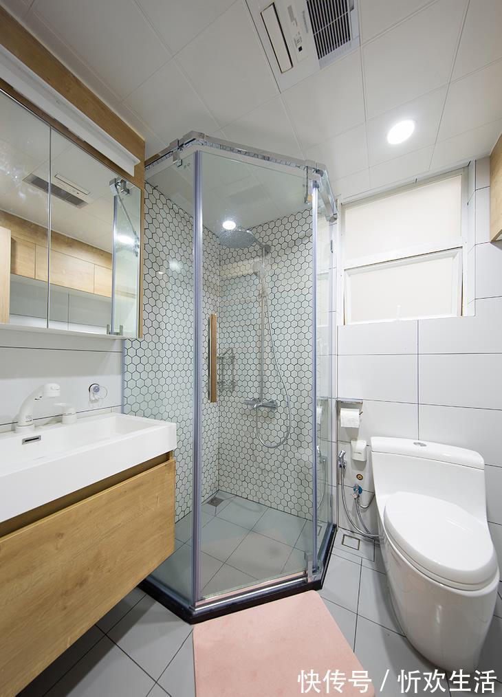 瓷砖|卫生间装修不要贴瓷砖了,如今有钱人都喜欢这样装,太聪明了!