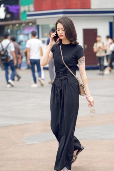 美女|街拍美女穿高腰紧身裤,长发飘飘,明艳动人