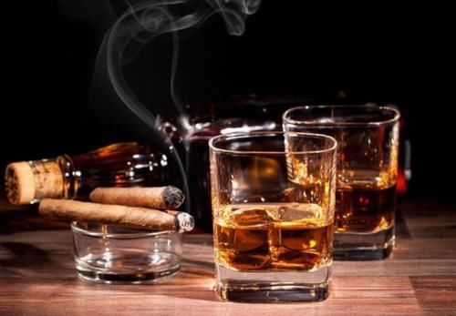 服用|洗完脚后,睡前把藿香正气水涂在脚底,或能帮你解决这3大烦恼