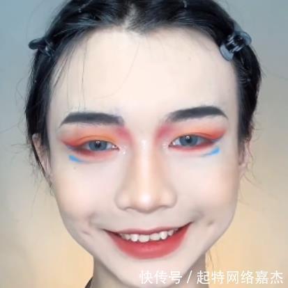 小哥哥教大家化“仙鹤妆”,第一眼差距有点大,看到成品认输了