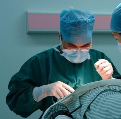 女子 女子花2万元整容,结果脸部肿成猪头,医院:这属于正常情况