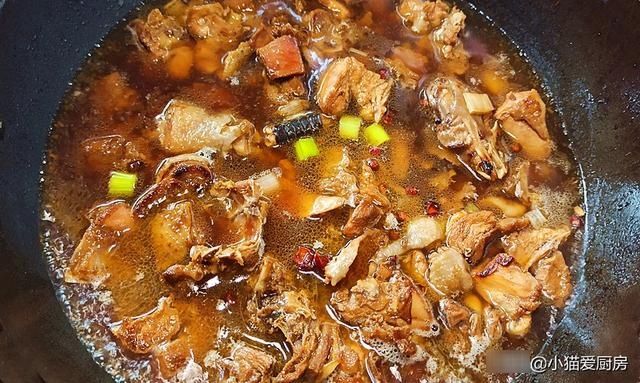 家常红烧鸡肉烧土豆,土豆吸收了鸡肉的香味,太下饭了,特别解馋