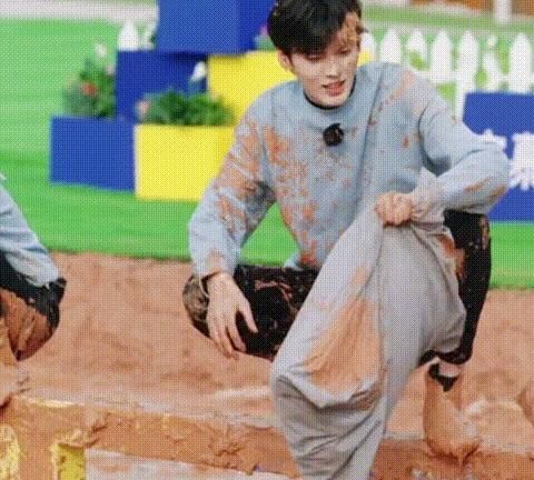 奔跑吧|毕雯珺玩游戏让着宋雨琦,黄旭熙直呼喜欢他,三个人都可可爱爱!