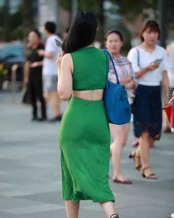 街拍新的流行“绿油油”的连衣裙,硬生生把少女穿成“阿姨”