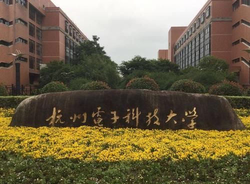 高校预算经费进入百强的三所大学，其中外国语大学是211工程