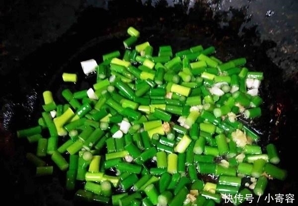 鸡身上最脏的部位，里面含有大量细菌，做菜熬汤一定要扔掉