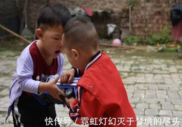 姐姐|六岁姐姐打哭三岁弟弟,网上一片称赞:教育方式堪比教科书范本