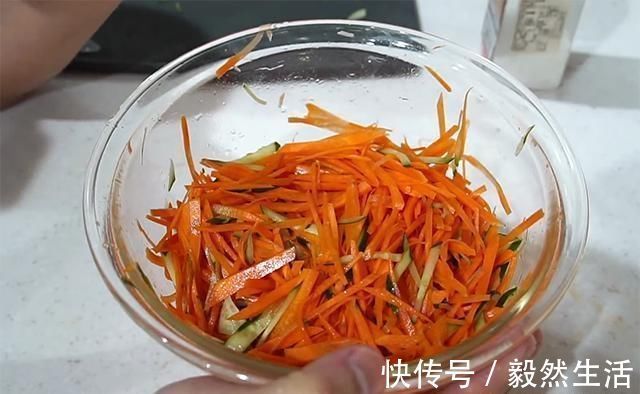 2根胡萝卜，1根黄瓜，不炒也不蒸，这样简单一拌，给肉也不换