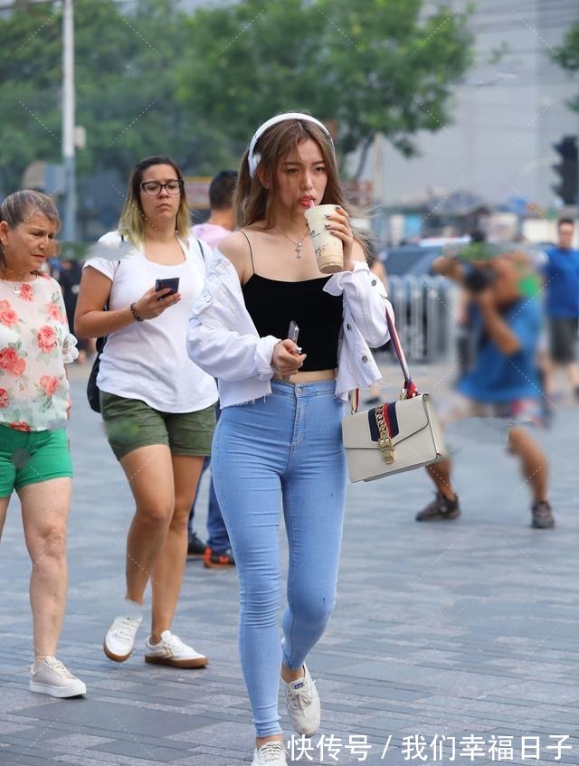 牛仔裤 纯白牛仔外套搭配天蓝牛仔裤,别样的牛仔服搭配,更时尚更年轻!