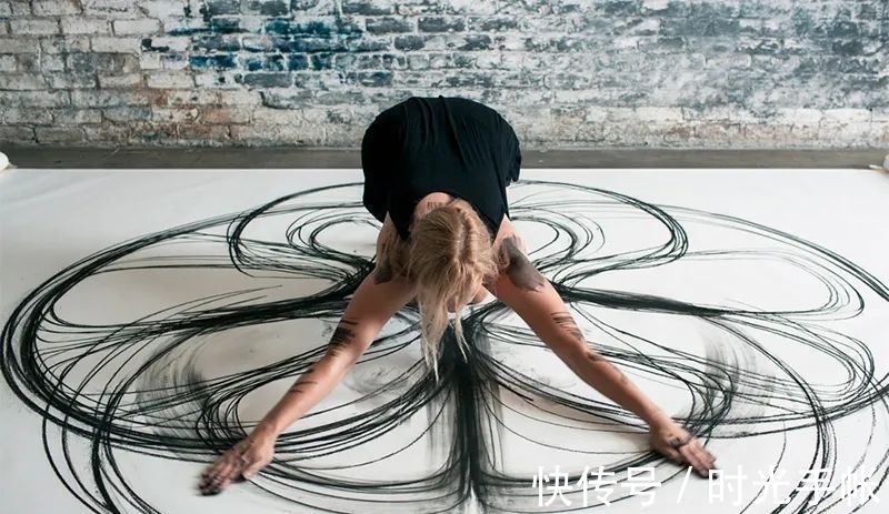 纸面!一边起舞一边画画的艺术家是怎么创作的?