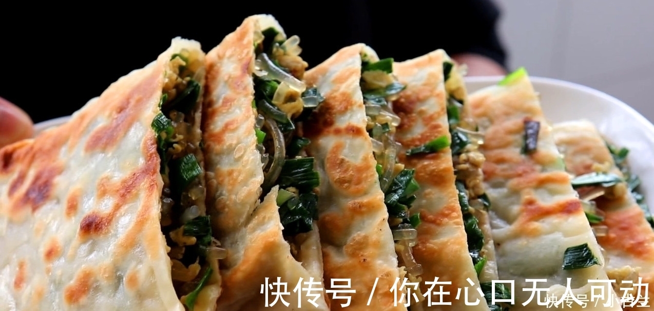 面片|韭菜盒子最好吃的做法,开水一烫,做出来薄皮大馅,太香了