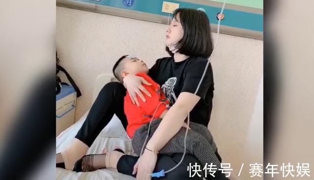 孩子|外甥生病了,小姨抱着孩子打点滴,网友必须得要二胎了