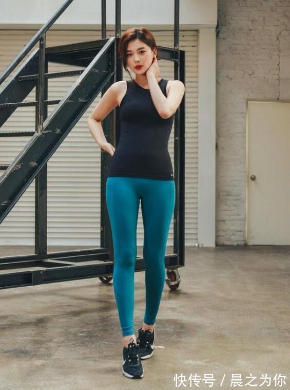 美女 时尚经典的紧身打底裤,凸显出美女修长笔挺的腿部线条!