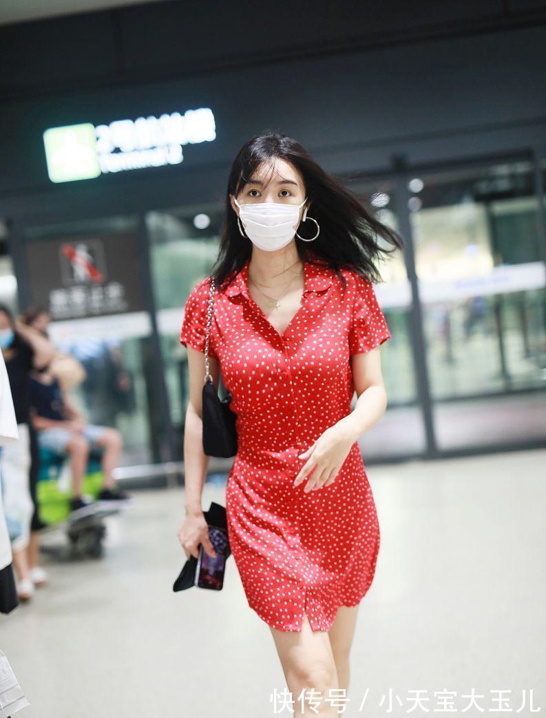 穿搭|黑与白的搭配,融入了豹纹元素,让穿搭清新靓丽又显高级美