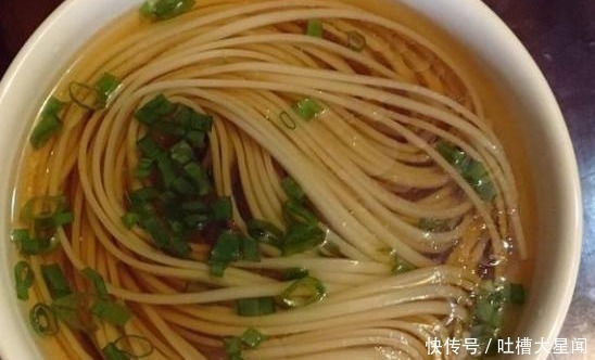 馆里|为什么面馆里的面汤不混浊,而自己家做的面,汤里面都是面粉