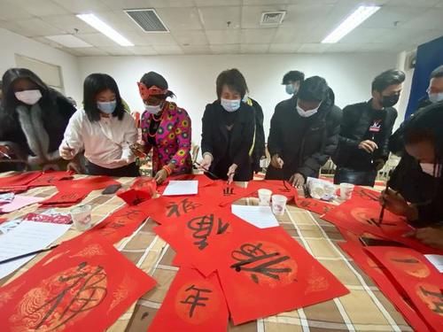 剪窗花写春联！看让留学生在太原如何就地过年