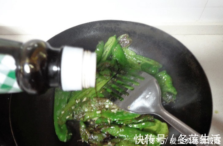 油炒青椒|做虎皮青椒，第一步不是倒油！大厨教你做法，快速起虎皮，更入味
