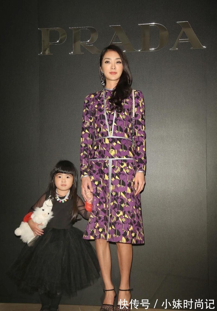 挂脖裙|曹格妻子不当模特可惜了,穿挂脖裙秀出高挑身材,比老公更像明星