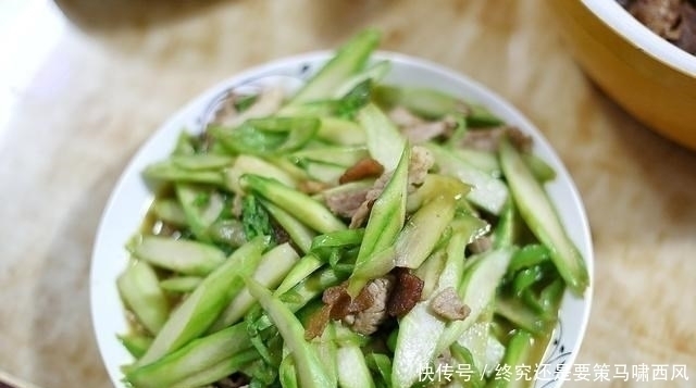 卤料|8个人的晚餐,一桌菜花费不到200元,网友:羡慕四线城市的生活