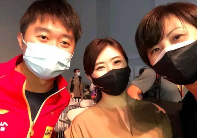 世界杯|离婚后33岁福原爱又瘦又美!亮相世界杯为孙颖莎颁奖:恭喜你啊