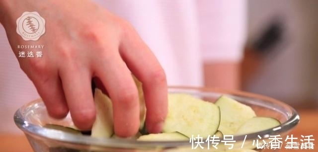 入味|炒茄子,试试把酱油换成“它”,茄子不黑、不油,更入味!